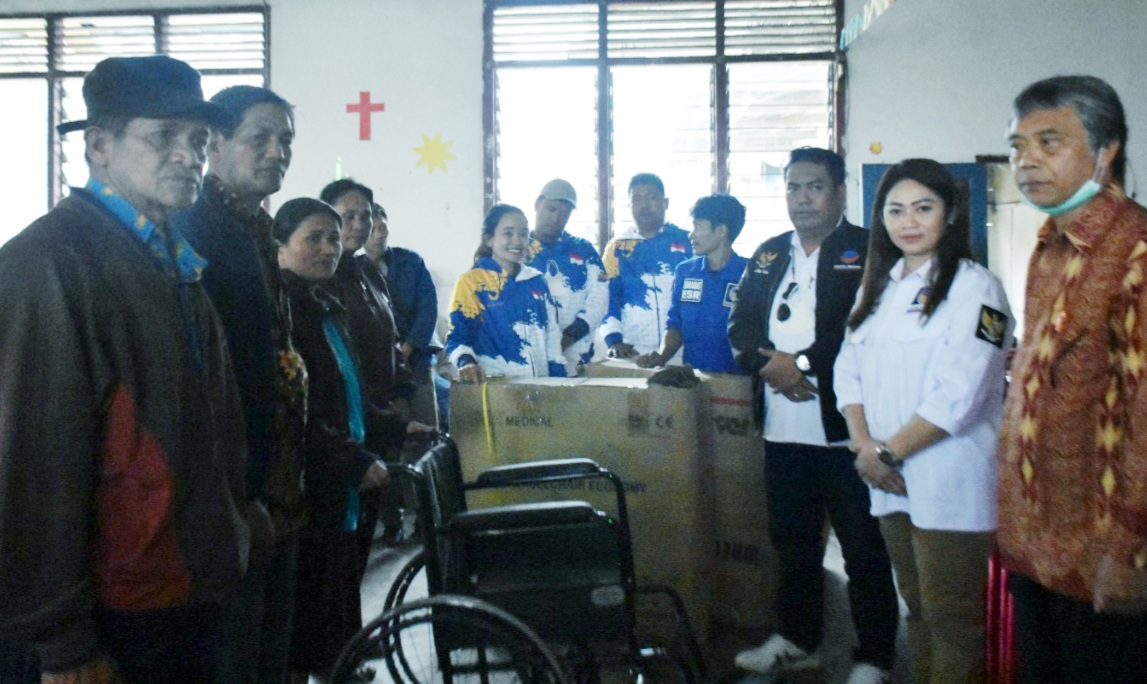 Eva Rataba Berikan Kursi Roda dan Sembako ke Gereja di Toraja Utara